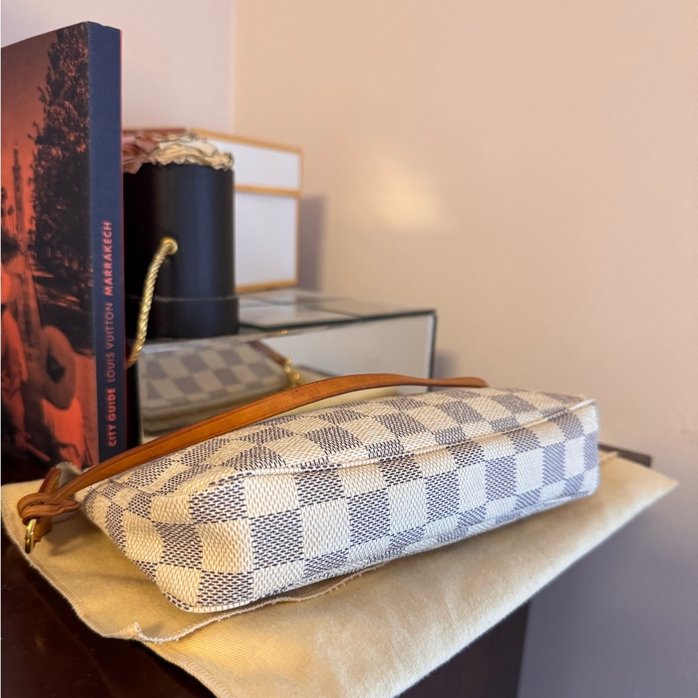Louis Vuitton Damier Azur Pochette Accessoires in White and Tan - Picture 4 of 7